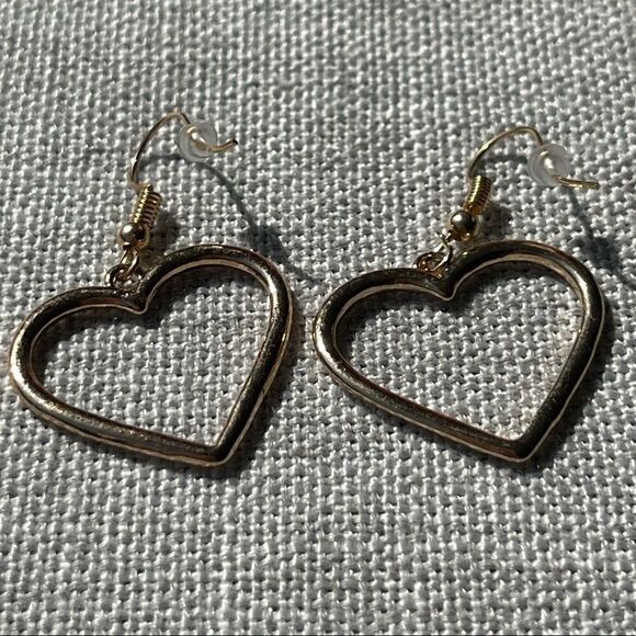 CUTE DANGLY MINIMALIST HEART GOLD TONE EARRINGS ⭐️❤️ - Picture 5 of 5